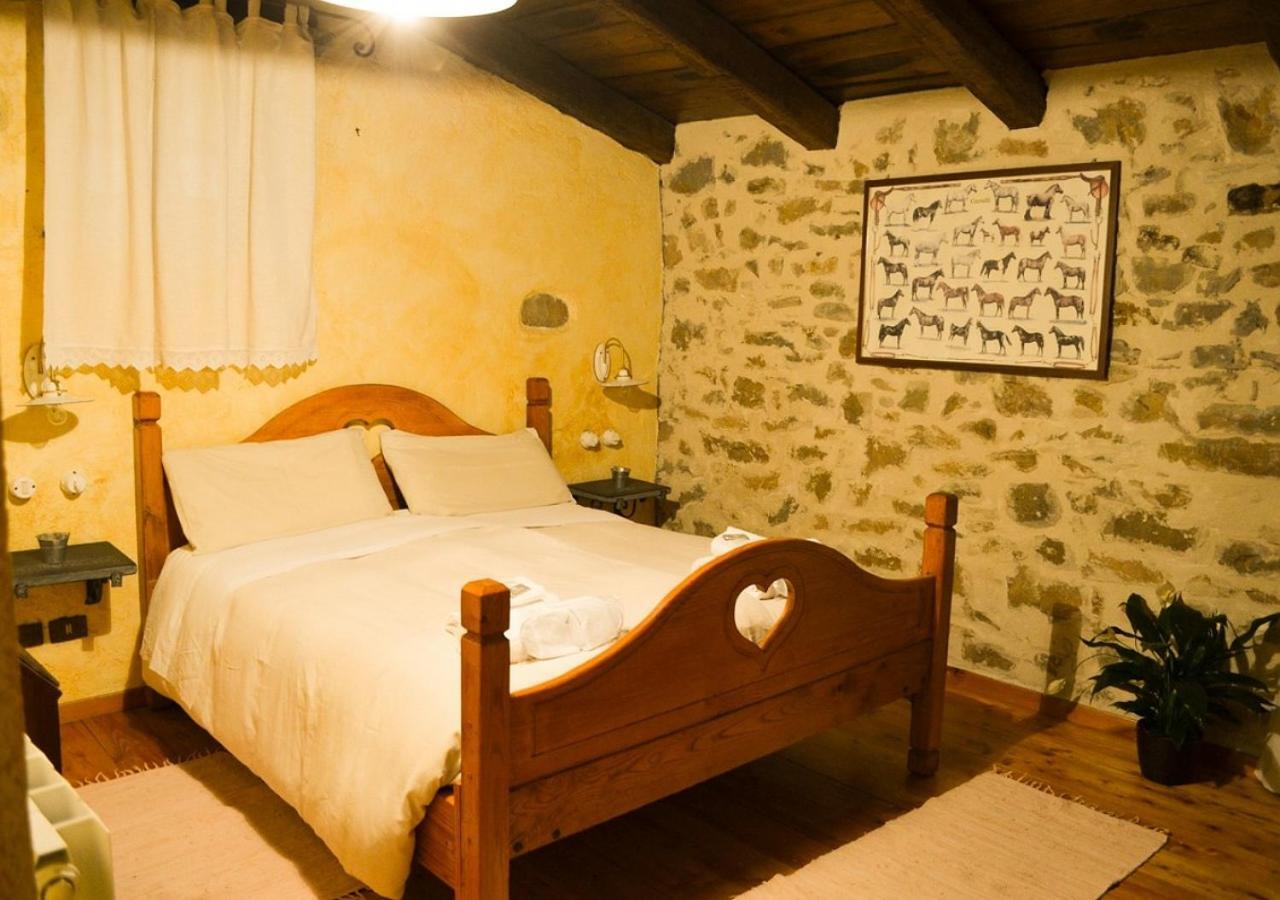 Bed and Breakfast Il Cappellaio Matto Montalto Ligure Exterior foto