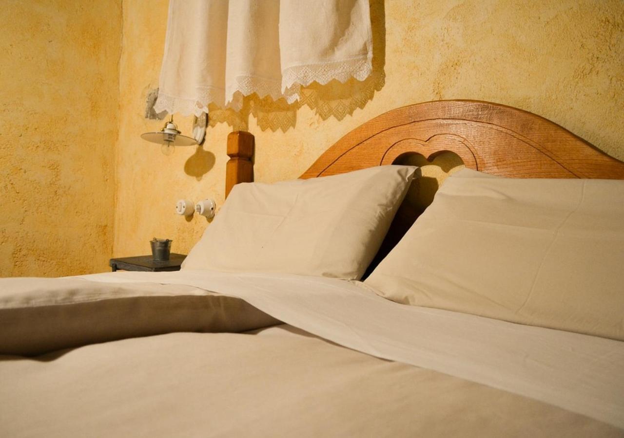 Bed and Breakfast Il Cappellaio Matto Montalto Ligure Exterior foto