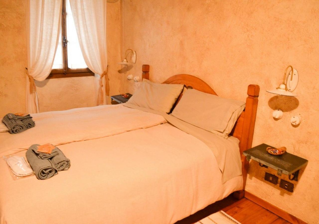 Bed and Breakfast Il Cappellaio Matto Montalto Ligure Exterior foto