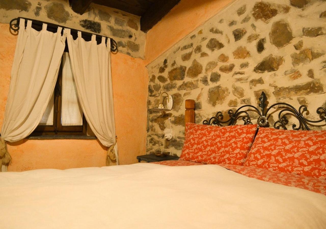 Bed and Breakfast Il Cappellaio Matto Montalto Ligure Exterior foto