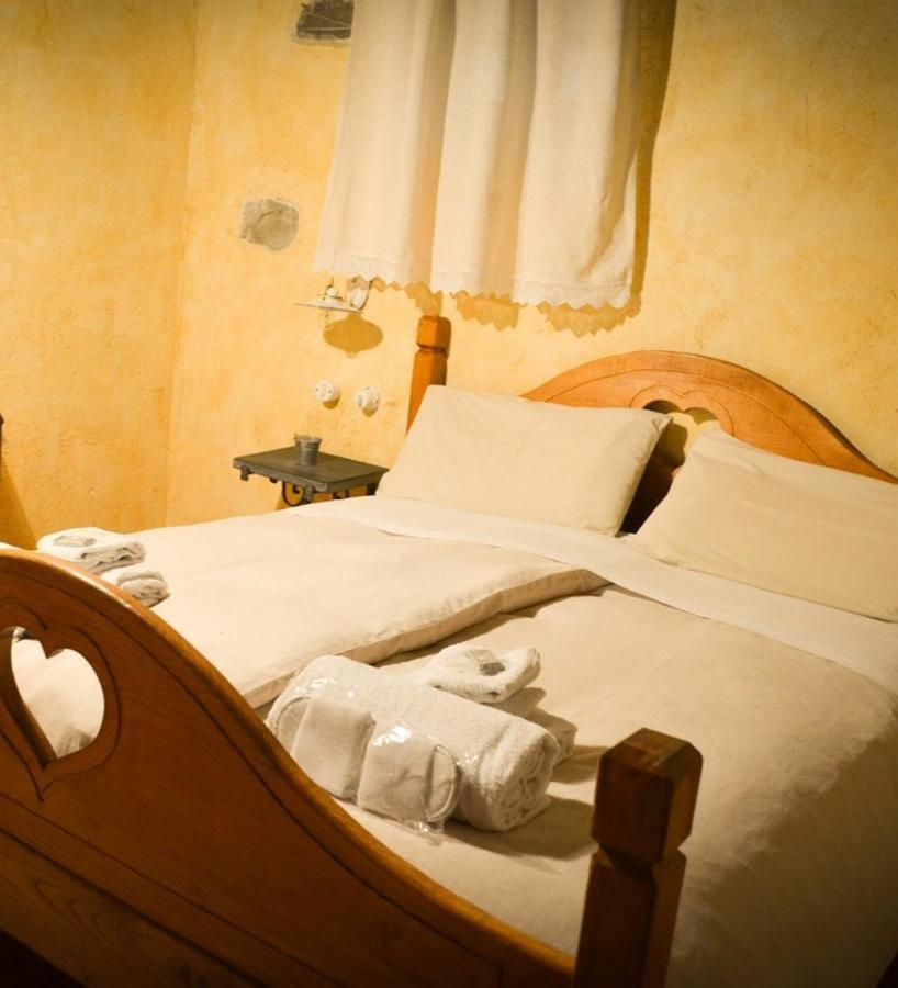 Bed and Breakfast Il Cappellaio Matto Montalto Ligure Exterior foto